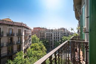 Etagenwohnung  Carrer balmes. Piso exterior con doble orientación muy luminoso para entrar a v