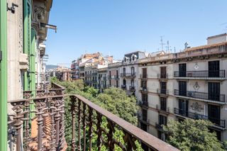 Etagenwohnung  Carrer balmes. Piso exterior con doble orientación muy luminoso para entrar a v