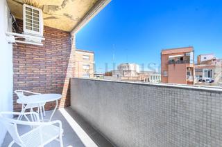 Piso en Sagrada Família. Piso reformado con balcón en leixample