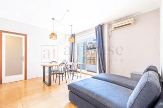 Piso  Calle marti. Piso interior para reformar con muy buena ubicacion en la vila d