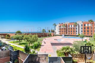 Pis  Calle les salines. Moderno apartamento con vistas a mar en les salines, cubelles