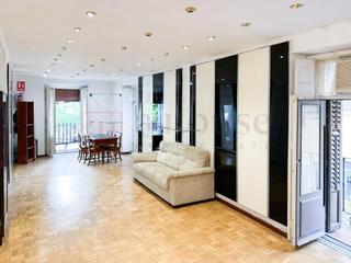 Pis  Calle de santo domingo. Piso con seis balcones para reformar en la zona de palacio