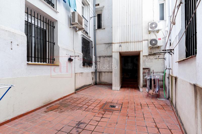 Foto 3bf65503-04f7-4da2-b83a-284fb27e341d. Local comercial a Embajadores-Lavapiés Madrid