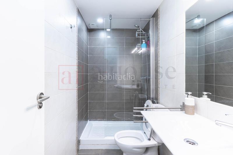 Foto 98887674-e525-4bef-b4a0-f0cf6b563f52. Local comercial a Embajadores-Lavapiés Madrid