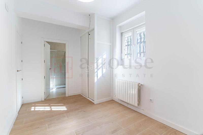 Foto 40d3abb9-0b3a-43a3-96a0-50b72126a998. Planta baja  exterior reformada a estrenar en el barrio sanblas en Madrid