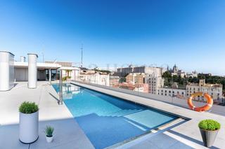 Piso  Irún. Piso reformado con piscina comunitaria en el barrio de argüelles