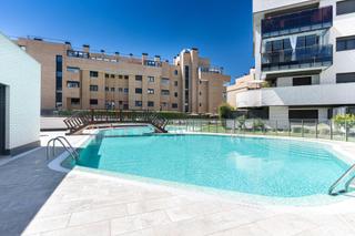 Piso  Calle de federico chueca. Piso exterior reformado con terraza con piscina comunitaria en l