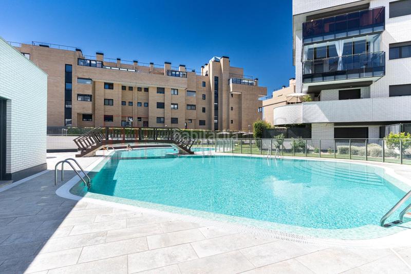 Foto 44fee6c4-ced5-4a05-84fd-8059233bfe71. Piso  exterior reformado con terraza con piscina comunitaria en la zona en Pinto