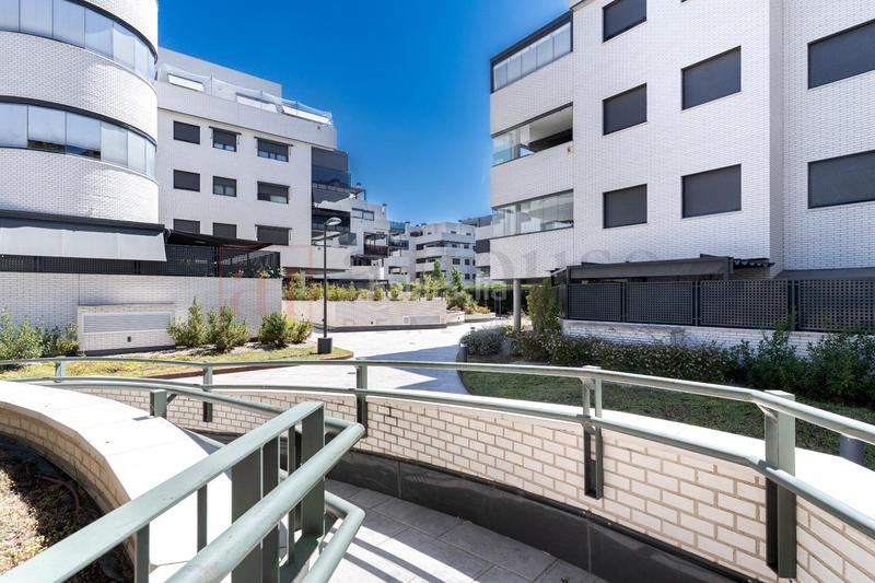 Foto ef871af1-7284-4675-8a58-9bd76bde71f3. Piso  exterior reformado con terraza con piscina comunitaria en la zona en Pinto