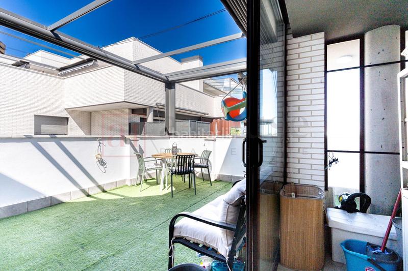 Foto f140cae5-60ca-44b1-bbf4-007f38b3985e. Piso  exterior reformado con terraza con piscina comunitaria en la zona en Pinto