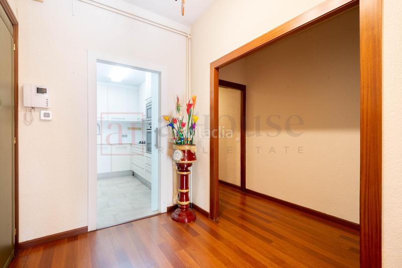 Foto 3df5eef8-f69b-4fcd-8761-87e4a6a997cc. Piso  luminoso con balcón para entrar a vivir en la nova esquerra de l eixample en Barcelona