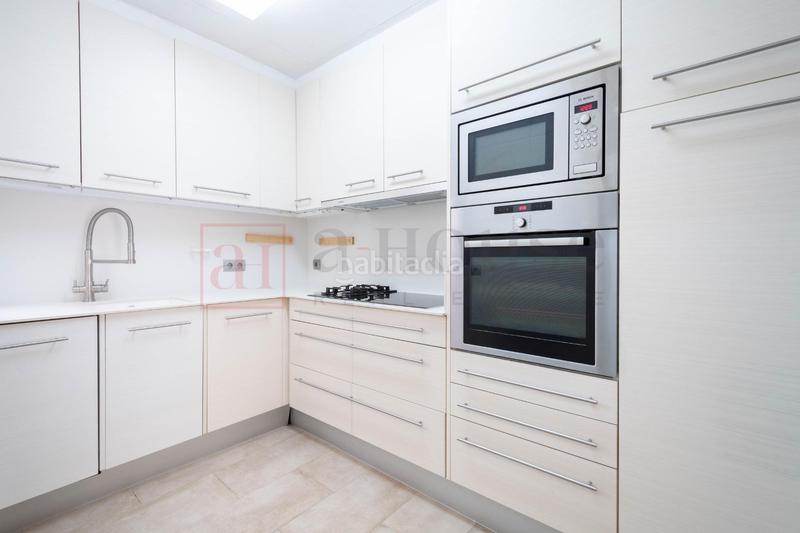 Foto 84e6508a-e8da-4374-b288-8d24190729e0. Piso  luminoso con balcón para entrar a vivir en la nova esquerra de l eixample en Barcelona