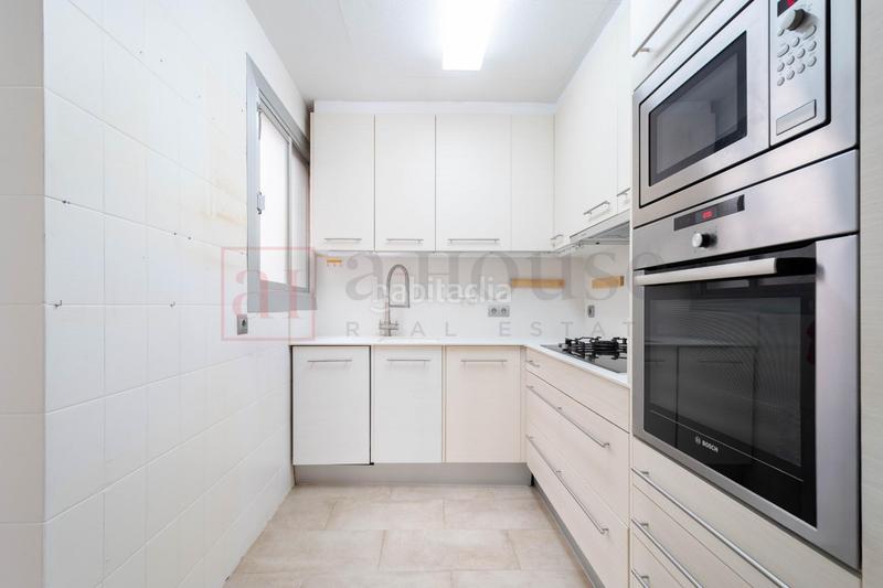 Foto 94a6e875-aa2b-427c-acd1-38095ef32a32. Piso  luminoso con balcón para entrar a vivir en la nova esquerra de l eixample en Barcelona