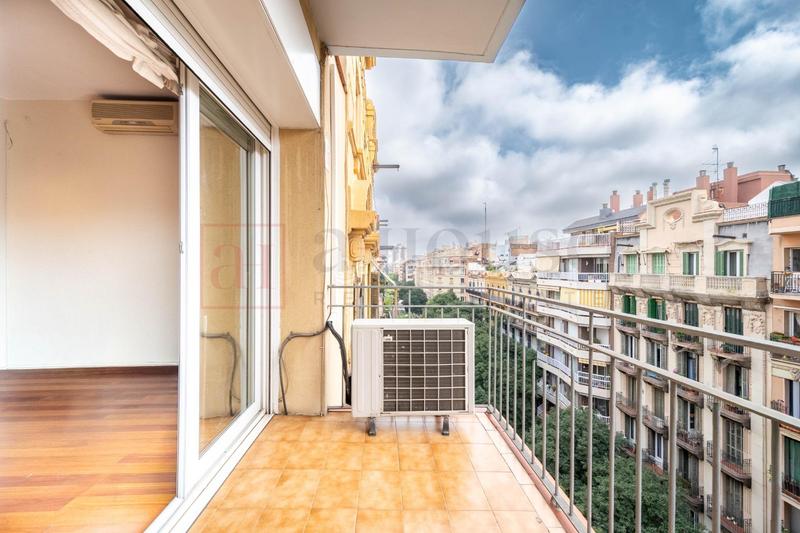 Foto c3b19143-a065-4b26-8c33-e01a004073ea. Piso  luminoso con balcón para entrar a vivir en la nova esquerra de l eixample en Barcelona