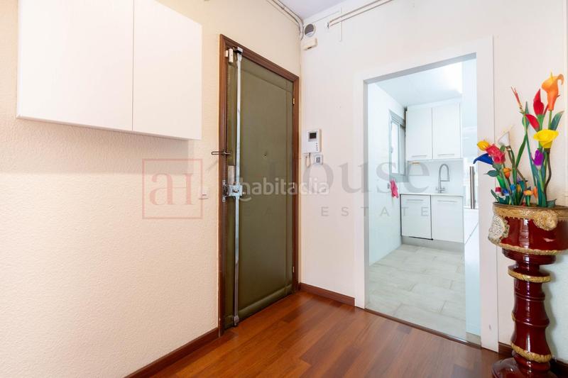 Foto e485b659-0f72-45c5-ab2e-d65bc12bd462. Piso  luminoso con balcón para entrar a vivir en la nova esquerra de l eixample en Barcelona