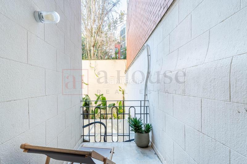 Foto 56391e4c-fec2-4307-895e-fa9248ae8f4c. Dúplex bajo tipo duplex reformado con jardin exterior sin cedula de habitabilidad en el Fort Pienc en Barcelona