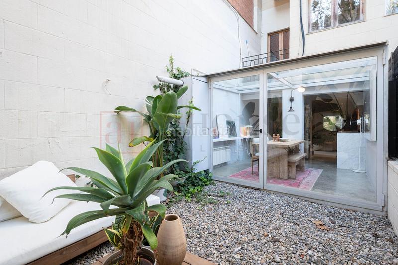 Foto 9706acd5-67bd-47b0-bd9b-13c51788f0bf. Dúplex bajo tipo duplex reformado con jardin exterior sin cedula de habitabilidad en el Fort Pienc en Barcelona