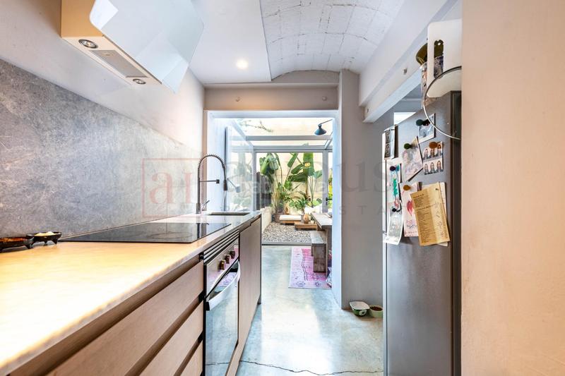 Foto d8b2d4a4-d53c-49f1-bbe9-b4c36790a7e5. Dúplex bajo tipo duplex reformado con jardin exterior sin cedula de habitabilidad en el Fort Pienc en Barcelona