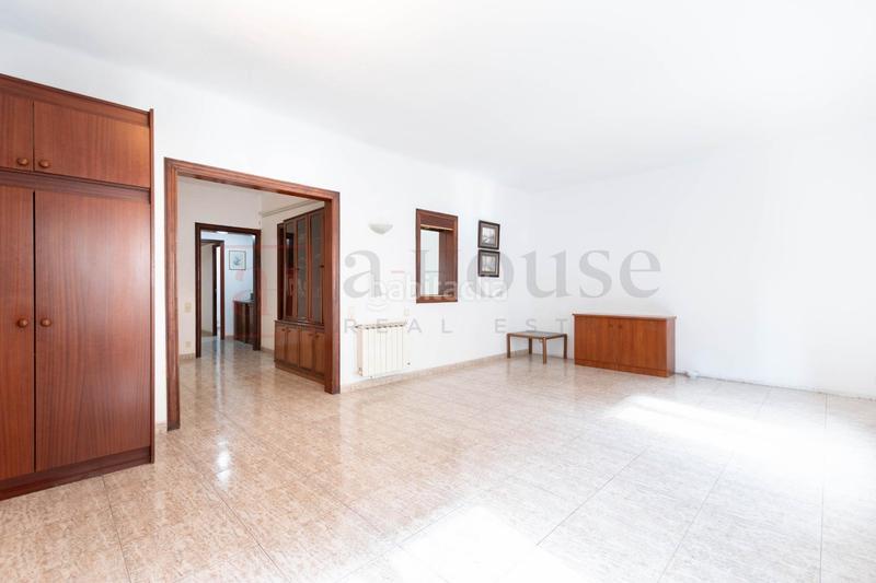 Foto f5fcf633-aac5-4b37-ac6e-48323d9b9db9. Piso  para entrar a vivir con posibilidad de reforma en la antiga esquerra del eixample en Barcelona