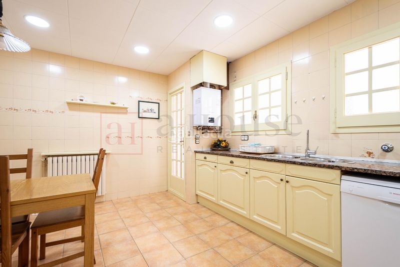 Foto 835bc4c5-b833-44db-aeeb-f04ab9e8951a. Àtic amb calefacció a La Nova Esquerra de l´Eixample Barcelona