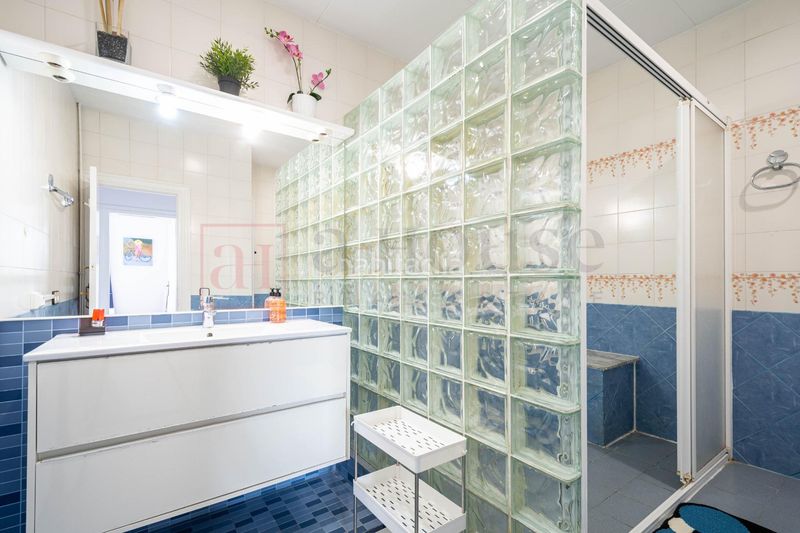 Foto e410a6d0-17dd-47e0-8c1c-1cb27099b00d. Àtic amb calefacció a La Nova Esquerra de l´Eixample Barcelona