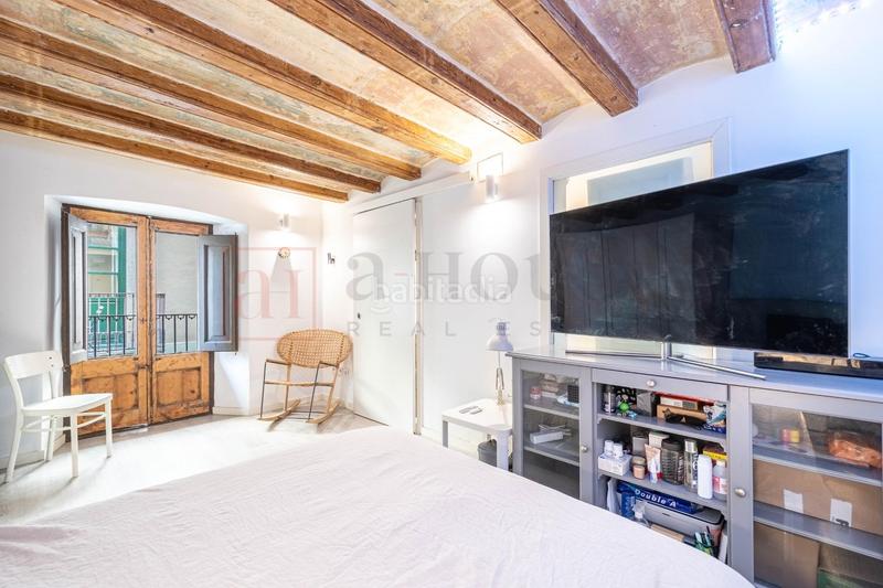 Foto f8df669f-578b-4970-9382-4a5de90b158f. Piso  exterior, reformado y muy buena ubicacion en el barrio gótico en Barcelona