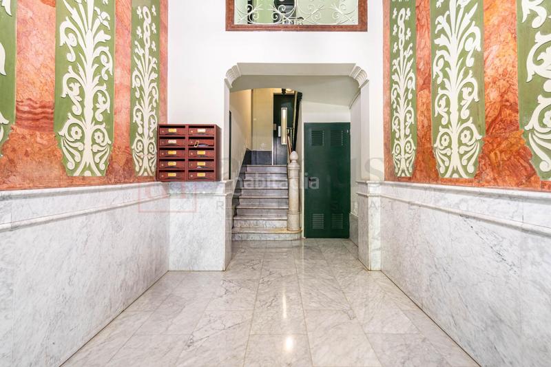 Foto 1713d7cb-0f8a-4a80-9038-3a135d56c385. Piso  exterior con doble orientación muy luminoso para entrar a vivir en la antiga esquerra de leixample en Barcelona