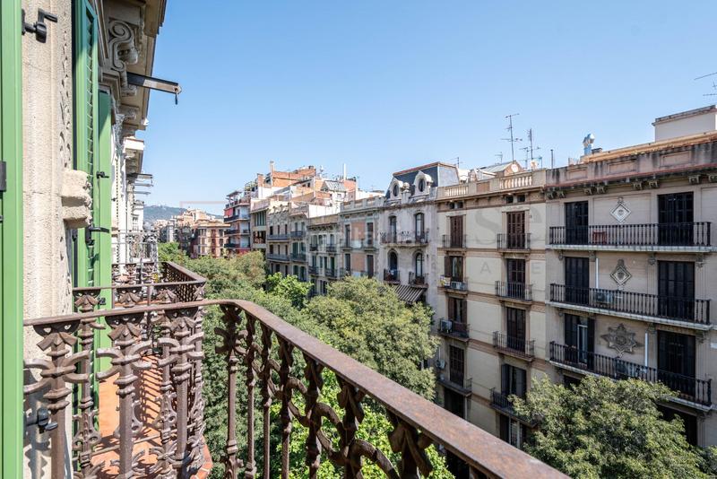 Foto 196955fe-9366-4112-af37-eebc2ee686e7. Piso  exterior con doble orientación muy luminoso para entrar a vivir en la antiga esquerra de leixample en Barcelona