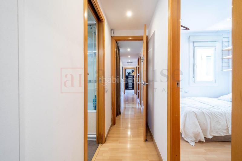 Foto 26c2713d-a46b-43d9-a20b-4e662305feec. Piso  exterior con doble orientación muy luminoso para entrar a vivir en la antiga esquerra de leixample en Barcelona
