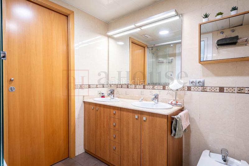 Foto 8a8f73c9-b021-474e-9979-4ed1e1b4f9d0. Piso  exterior con doble orientación muy luminoso para entrar a vivir en la antiga esquerra de leixample en Barcelona