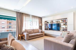 Flat  Avenida madrid. Piso con balcón para entrar a vivir en les corts