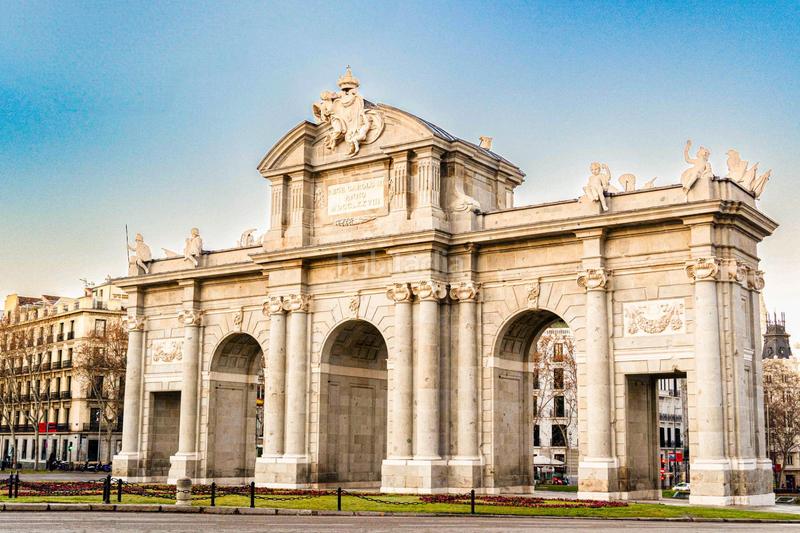 Foto 1b51650b-f0cc-4fba-b02b-a7d438af254c. Pis amb calefacció aparcament piscina a Almendrales Madrid