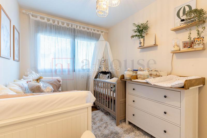 Foto 9121a77d-3fe9-42bb-8df8-b7a9e84cf52d. Pis amb calefacció aparcament piscina a Almendrales Madrid