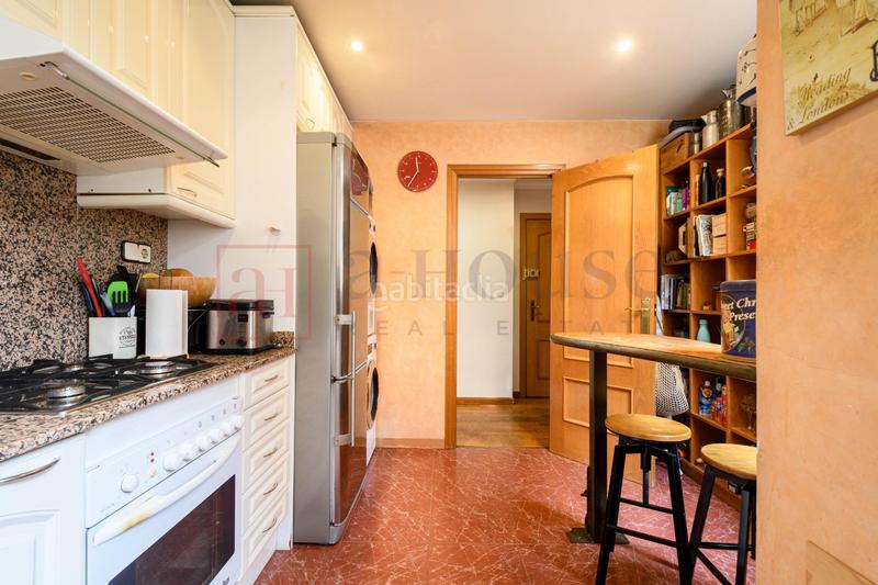 Foto 010f7217-2254-4bcb-972f-5f5eb3d454a5. Piso luminoso y tranquilo piso para entrar a vivir en Barcelona