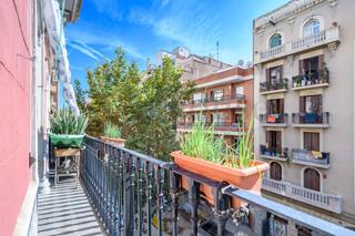 Flat  Calle d'en fontrodona. Piso en finca regia con balcón en el poblesec