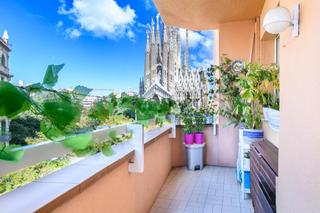 Piso en Dreta de l´Eixample. Piso reformado con balcón con vistas a la sagrada familia