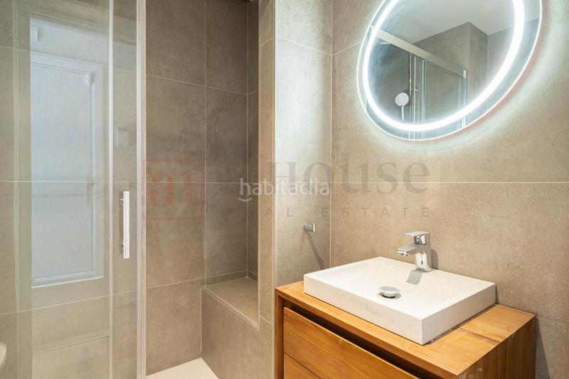 Foto 328cd5c4-80f7-4ee2-95fb-71ed283c4efd. Pis a Sagrada Família Barcelona