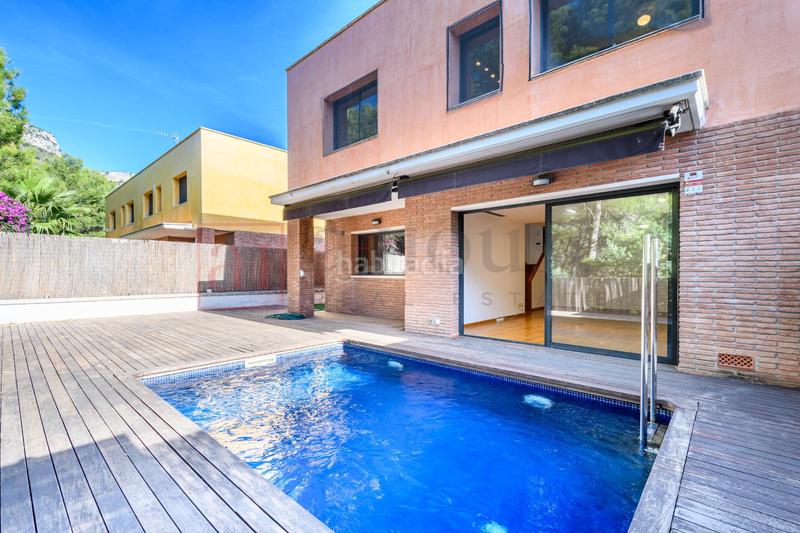 Foto 492bce77-a7c5-4e70-8608-f276df1498a3. Chalet avec chauffage parking piscine dans les botigues de Sitges Sitges