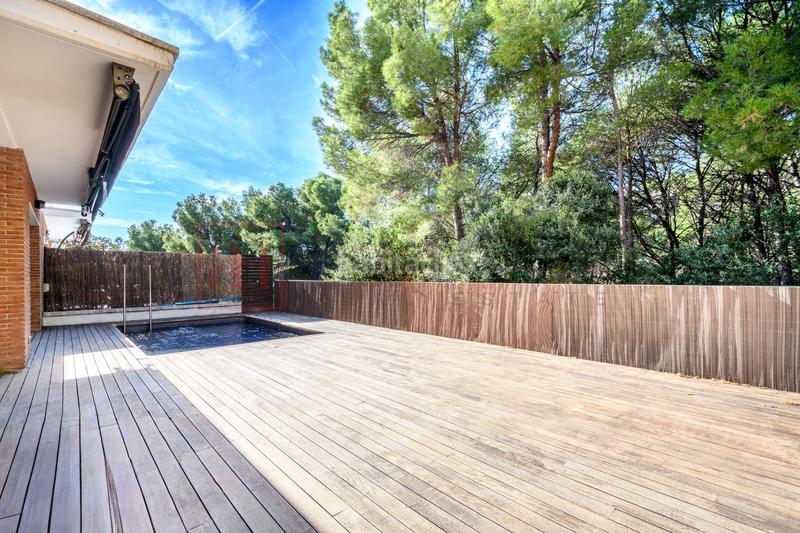 Foto c29cc08e-2648-438d-ad3e-aa37cbef2e26. Chalet avec chauffage parking piscine dans les botigues de Sitges Sitges