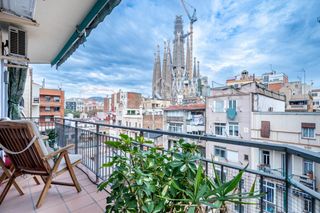 Pis  Carrer de sicília. Piso reformado con balcón con vistas a la sagrada familia