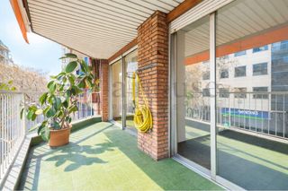 Etagenwohnung  Calle de còrsega. Piso con gran balcón en la dreta de leixample