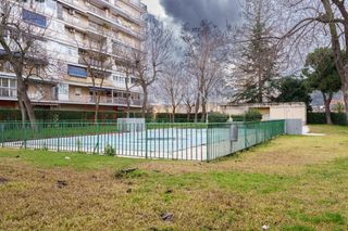 Piano terra  Calle c. rubens. Planta baja exterior con piscina comunitaria para entrar a vivir