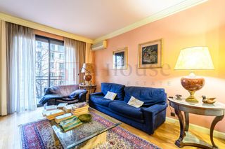 Pis  Avenida del mistral. Piso totalmente exterior con dos balcones en el barrio de sant a