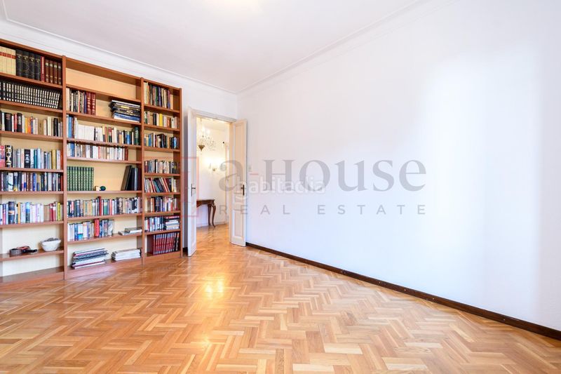 Foto 911db863-be23-420e-85b5-03a69de213f7. Pis a Sant Antoni Barcelona