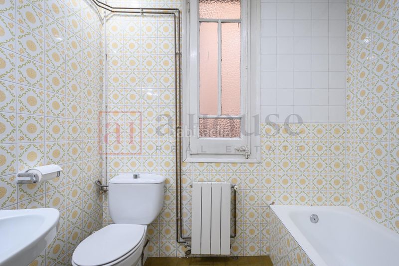 Foto 9b9ae440-2efc-4069-8985-320d2c037b62. Pis a Sant Antoni Barcelona