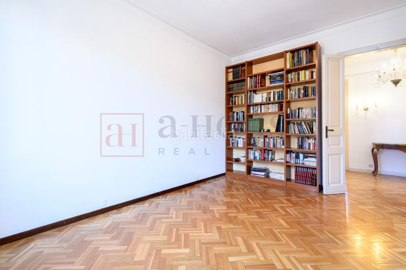 Foto e288f963-e7f9-4c1b-8ecb-ca887f97ed3e. Pis a Sant Antoni Barcelona