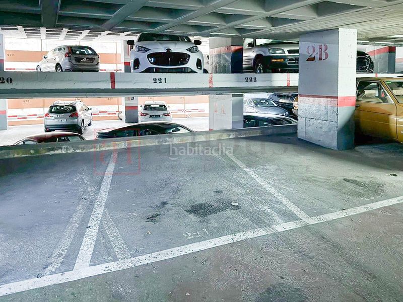 Foto 36c0cd4e-4682-4c81-8859-a71d409dea18. Aparcament cotxe a Dreta de l´Eixample Barcelona