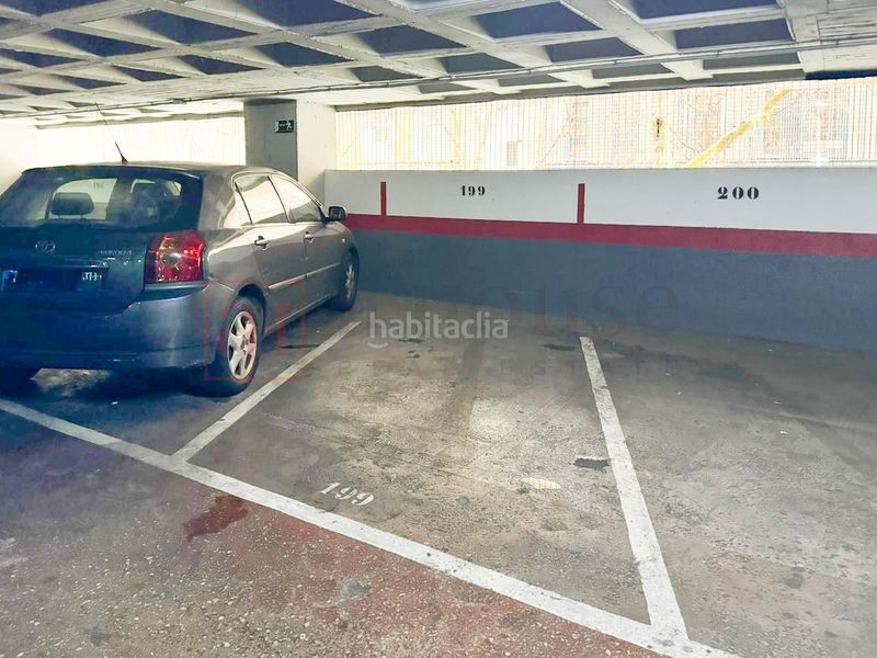 Foto aa3036a3-b4d5-4d0a-a023-2e05ad27bc51. Aparcament cotxe a Dreta de l´Eixample Barcelona