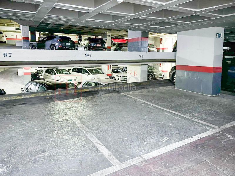 Foto f6f74a21-fdfc-41aa-8fb5-5eeda9968a59. Aparcament cotxe a Dreta de l´Eixample Barcelona