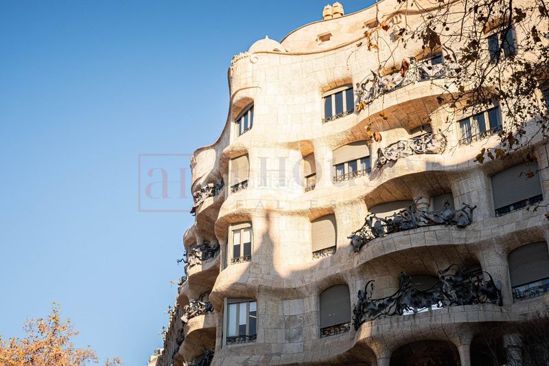 Foto 0863f812-f1e6-4572-9f35-bd577e363cc8. Aparcament cotxe a Dreta de l´Eixample Barcelona